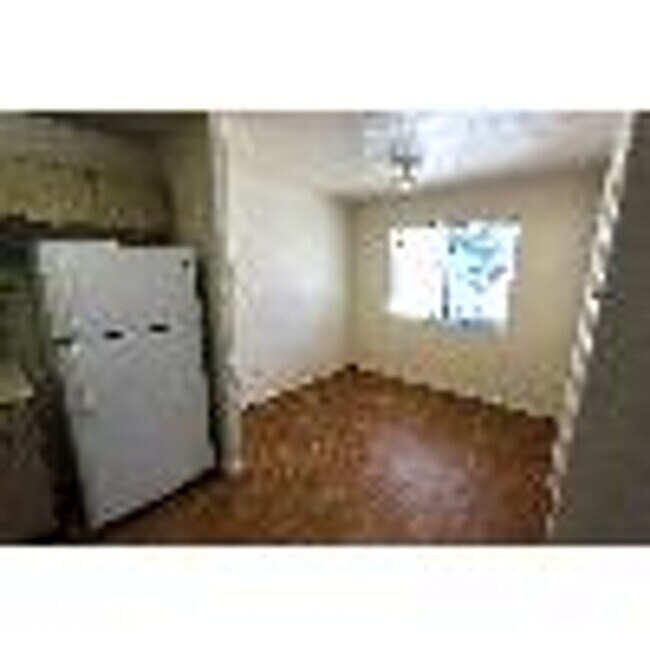 Building Photo - 8100 E Lakeshore Dr