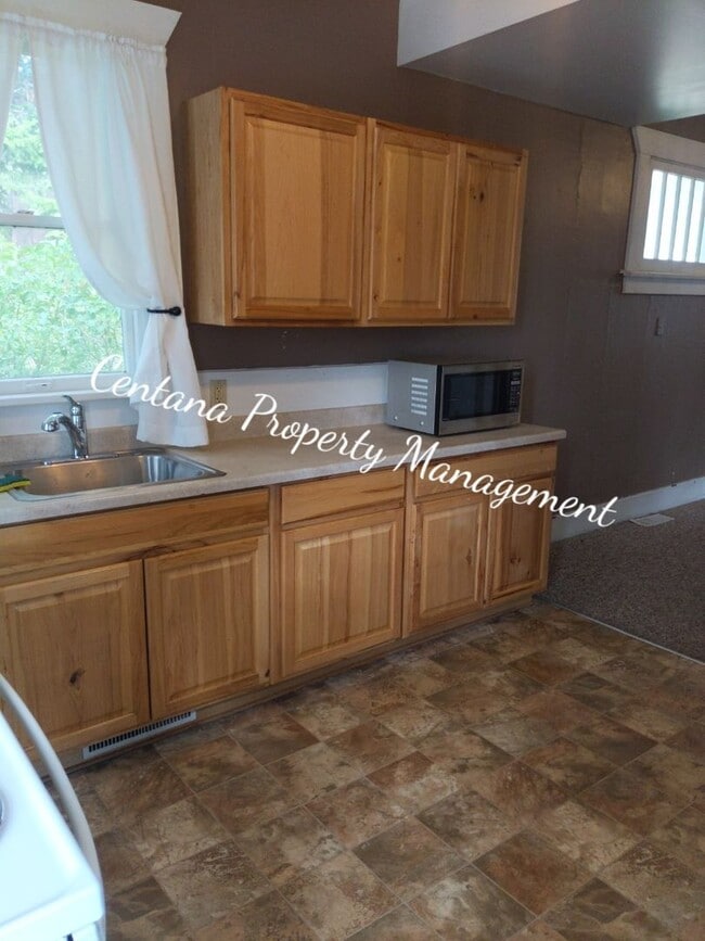 Building Photo - 2 Bedroom 1 Bath walking distance to Montana Tech