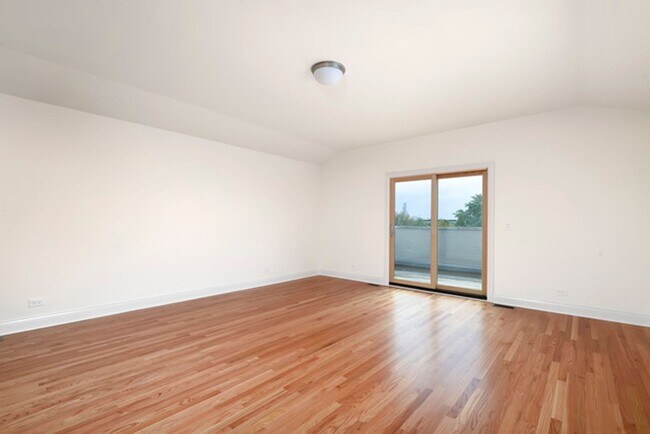 Building Photo - 4 Bedroom, 3 Bathroom Impressive Lincoln Park Duplex