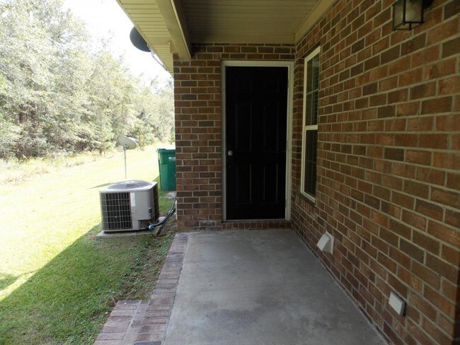 Building Photo - 110 Lakeview Commons Rd