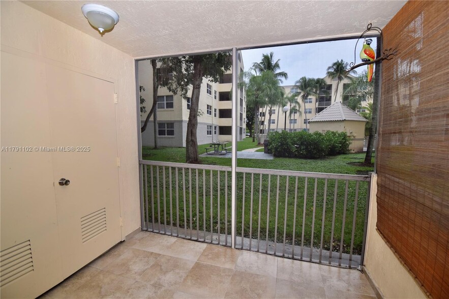 Building Photo - 8333 Lake Dr
