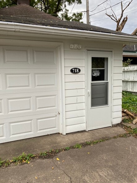 Building Photo - 718 6th St E