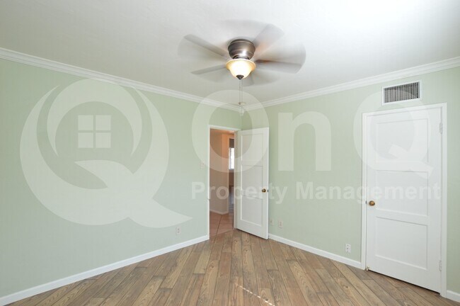 Building Photo - 1402 W Glenrosa Ave