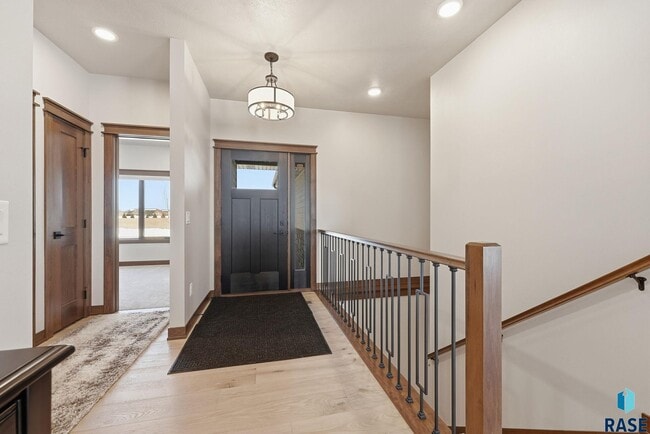 Building Photo - 2701 W Oak Hill Dr