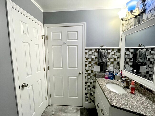 Master Bathroom / Full Bath - 3031 Poplar Creek Dr SE