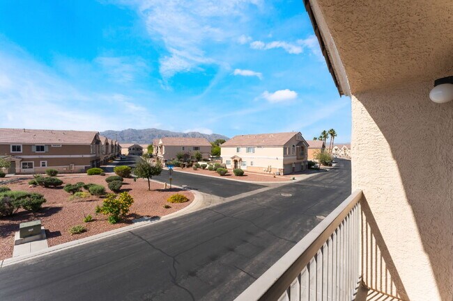 Building Photo - Gated Community Townhome 2 bedroom, 2 bathroom, 1 car garage