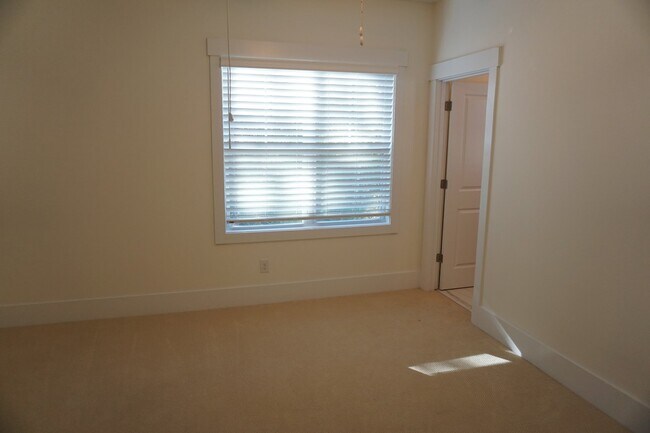 Building Photo - 3BR/3.5BA End Unit Townhome in Summerwalk!  $2,975/month - Pet friendly*