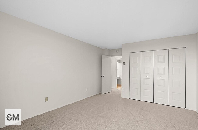 Building Photo - 6100 Westchester Park Dr