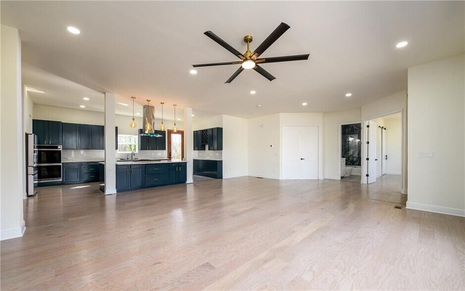 Building Photo - 537 Stillwood Dr