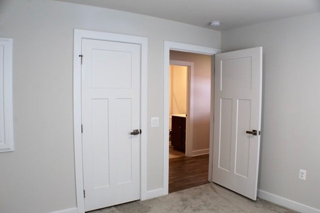 Building Photo - 105 S Peak Dr