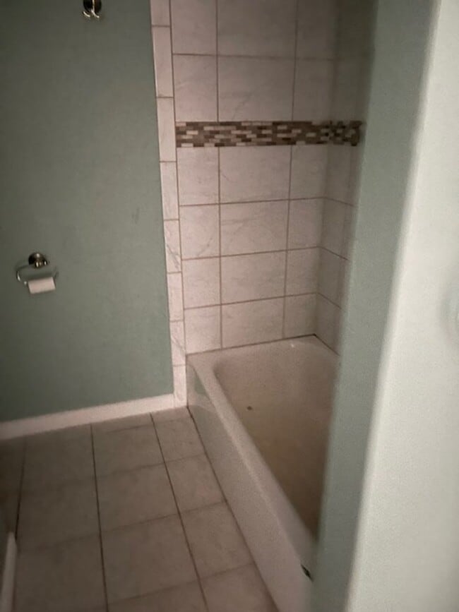 Building Photo - 3 Bedroom, 2 1/2 bath, 2 story condo for r...