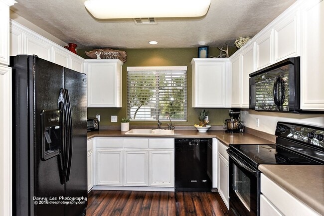 Building Photo - 2605 E Hilltop Ledge Dr