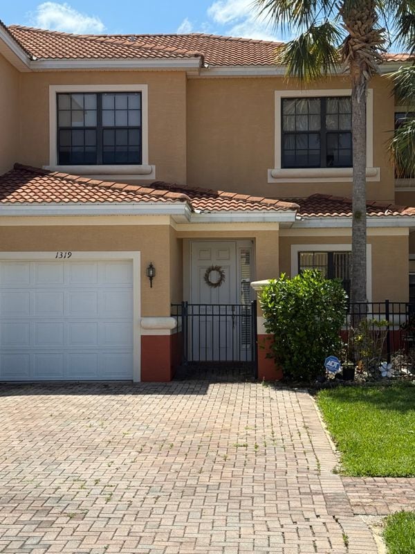 Building Photo - 1319 Clove Dr