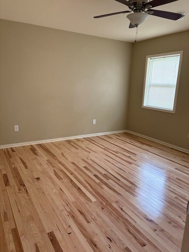 Building Photo - 2 Story Colonial - 3 bdrm/2 bath - LARGE YARD