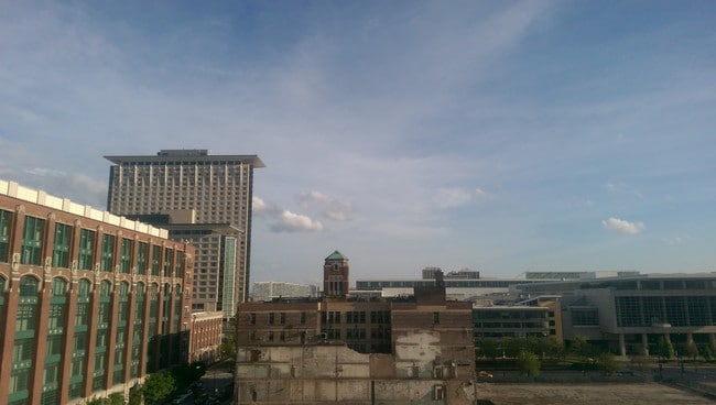 Building Photo - 320 E 21st St