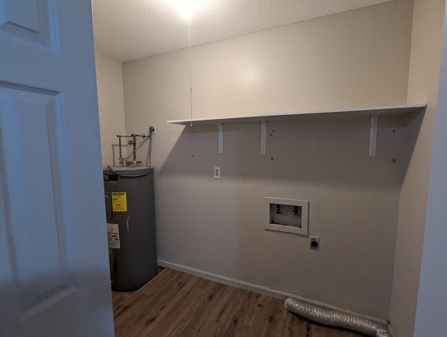 Building Photo - 2 Bedroom Upstairs Apartment with Washer/Dryer Hookup