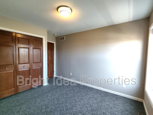 Building Photo - 5948 Oakgreen Ave N