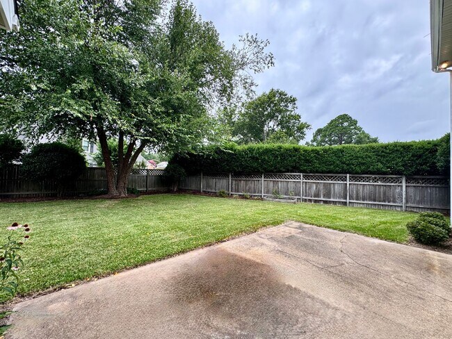 Building Photo - 4-Bedroom Home In Great Neck Meadows! Ready NOW!!! Fenced Backyard! HUGE Corner Lot! Dog Friendly!