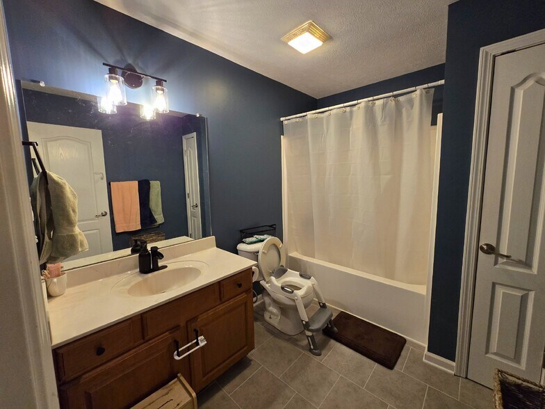 Building Photo - 594 Mountain View Dr