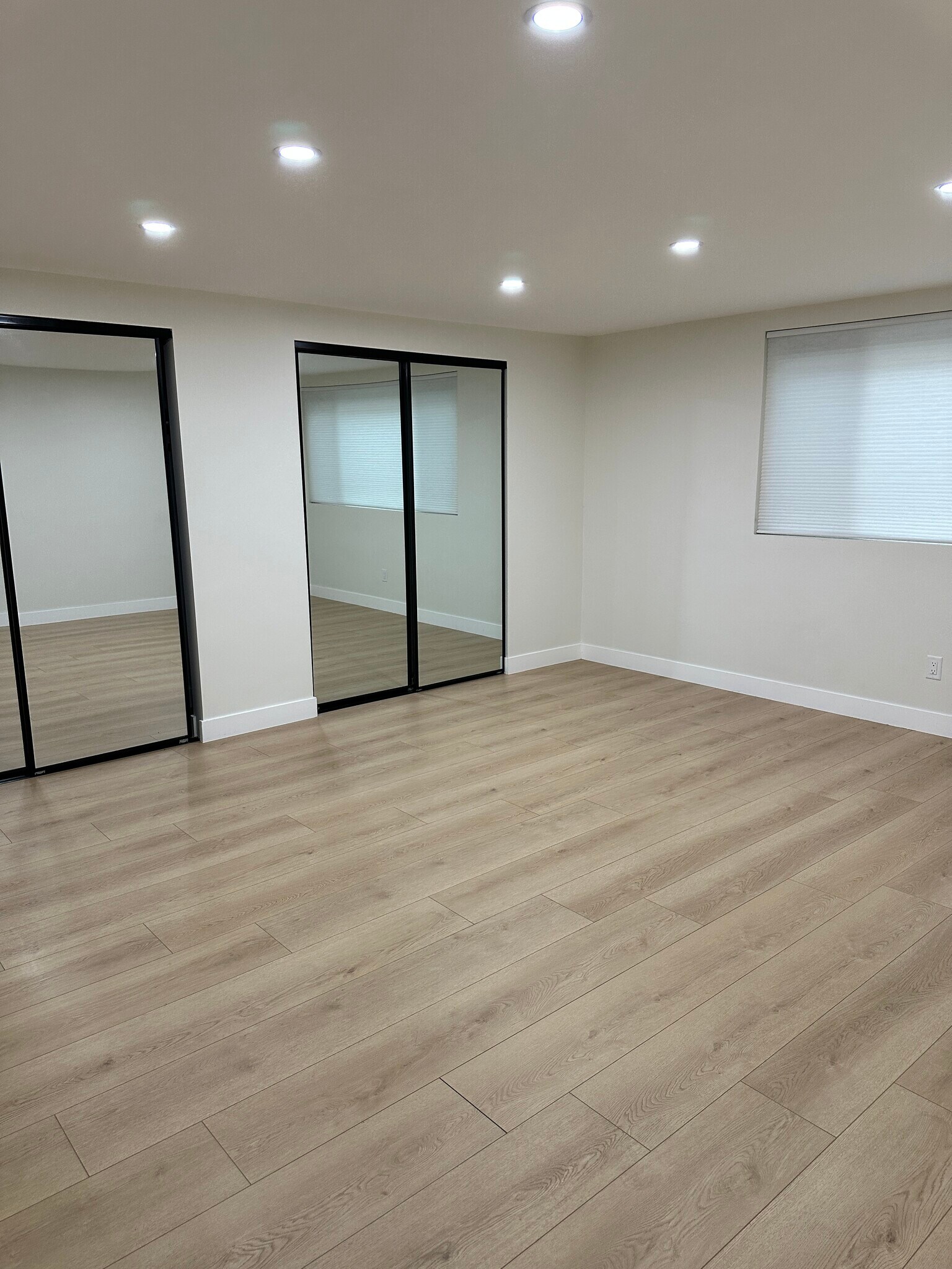 Building Photo - 237 N Kenwood St