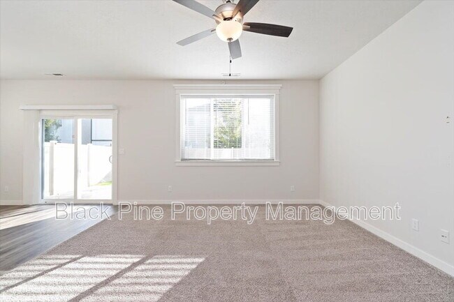 Building Photo - 3098 N Lochness Ave