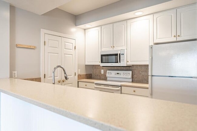 Building Photo - 1733 Woodbrooke Dr
