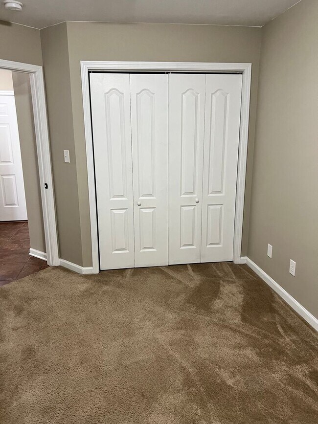 Building Photo - 3 bed/2bath Townhome freshly painted!