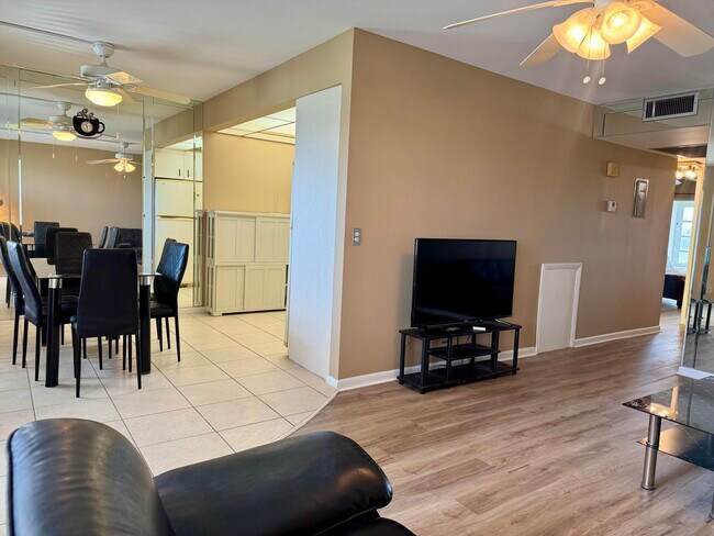 Building Photo - 4019 Lincoln A