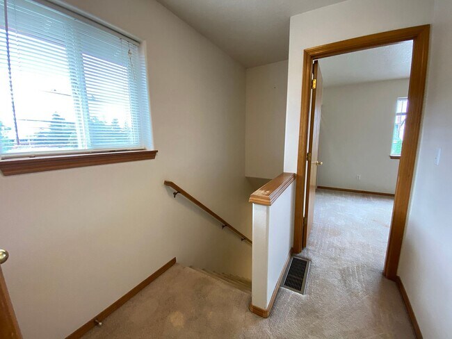 Building Photo - Great Duplex Unit with Attached Garage, Co...