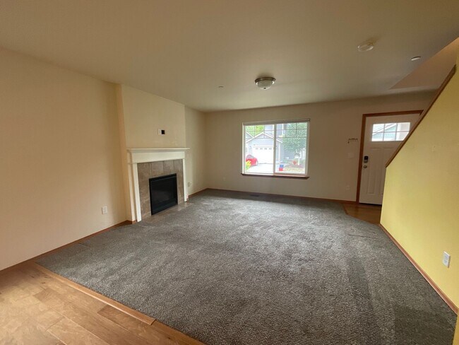 Building Photo - 3 Bed, 2.5 Bath with Garage and Fully Fenced Back Yard