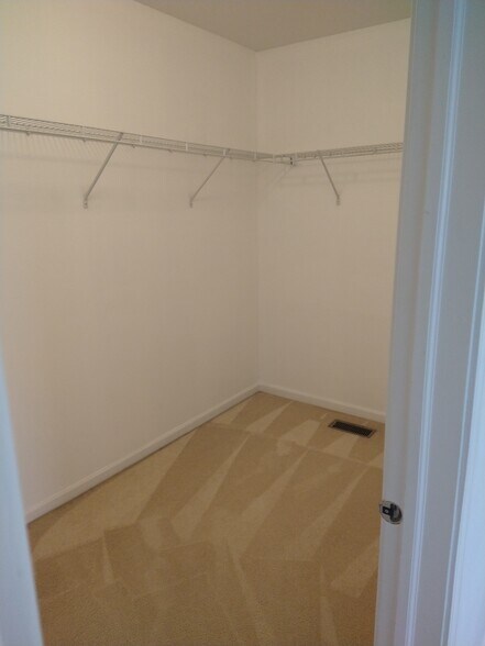 Building Photo - 2291 Beresford Dr