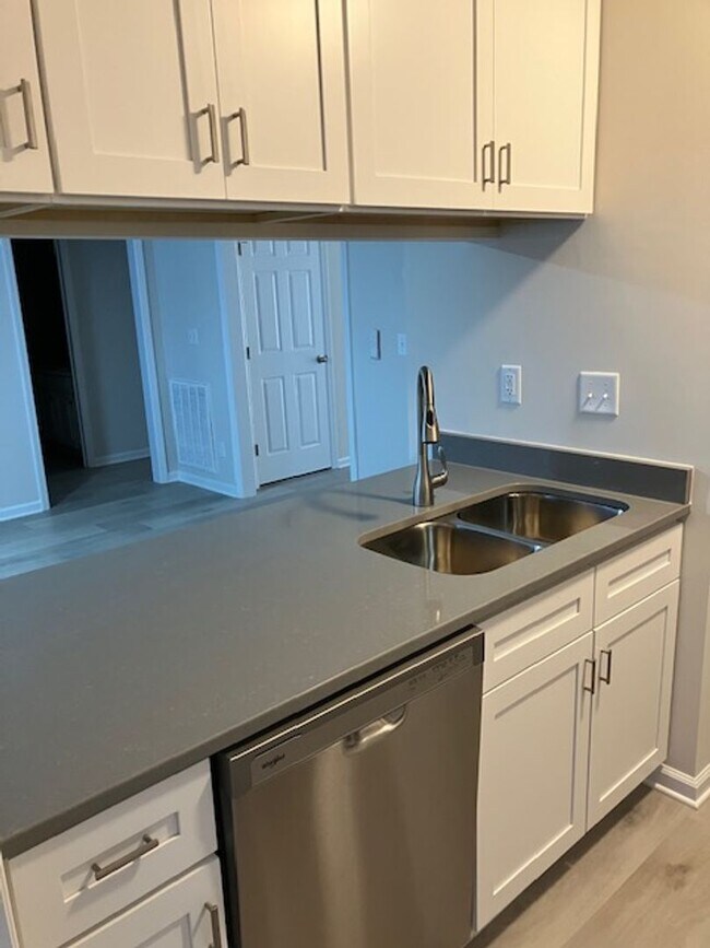 Building Photo - 908-C