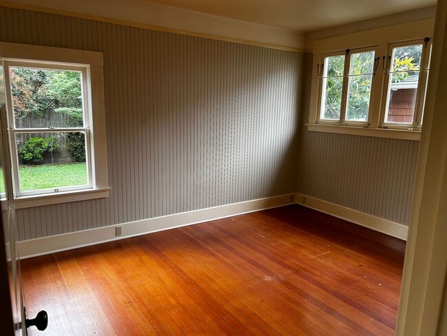 Building Photo - 2bd/2ba house with a garage available on Pismo Street.