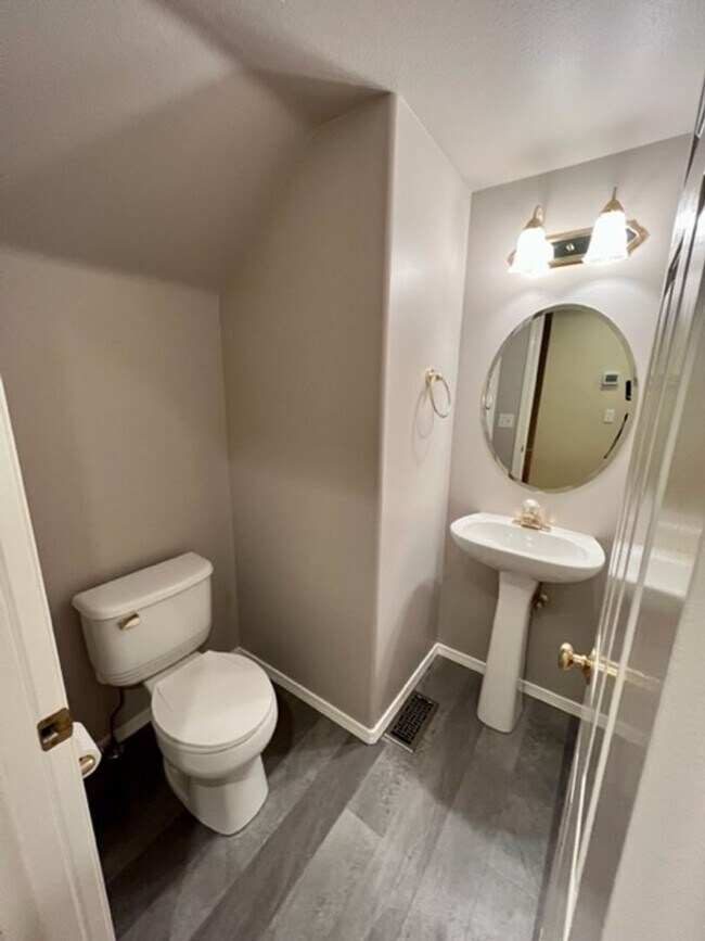 Building Photo - Updated 3 Bedroom Condo!
