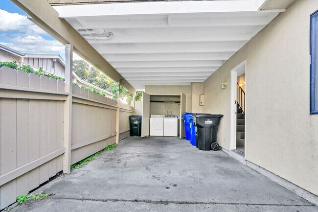 Building Photo - Great three bedroom townhome in UTC! Avail...