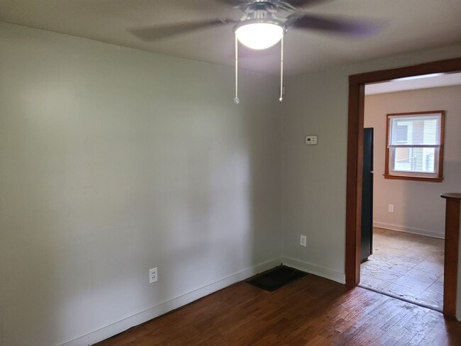 Building Photo - Move in Ready 3 bedroom/one bathroom $1000...