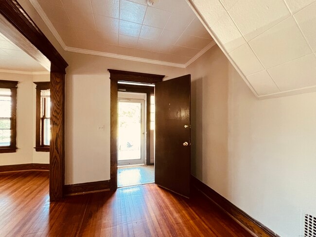 Building Photo - 118 Sutton Ave