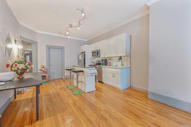 Primary Photo - 3104 Snyder Ave