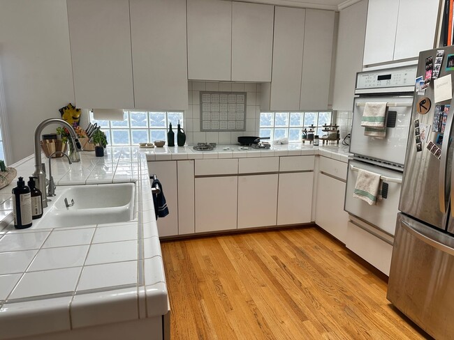 Building Photo - Lovely Home in the Kentwood area of Westchester