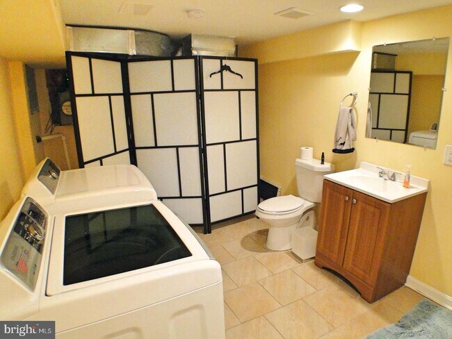 Building Photo - 2533 S Rosewood St