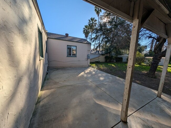 Building Photo - 3 Bedroom 1 Bath Near Redding Library
