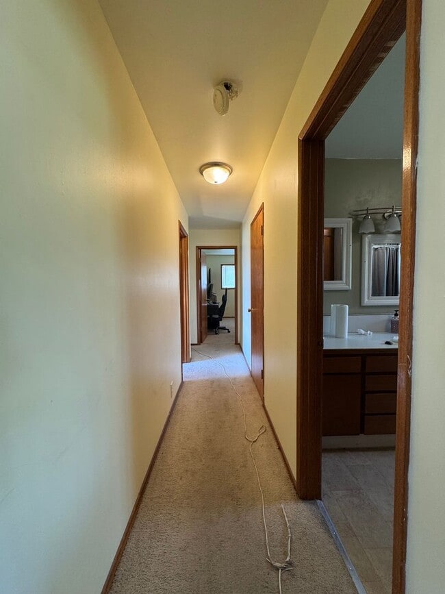 Building Photo - Spacious 5 Bedroom Rental by Park
