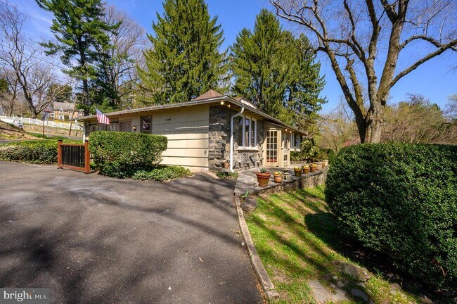 Building Photo - 1385 Woodland Rd