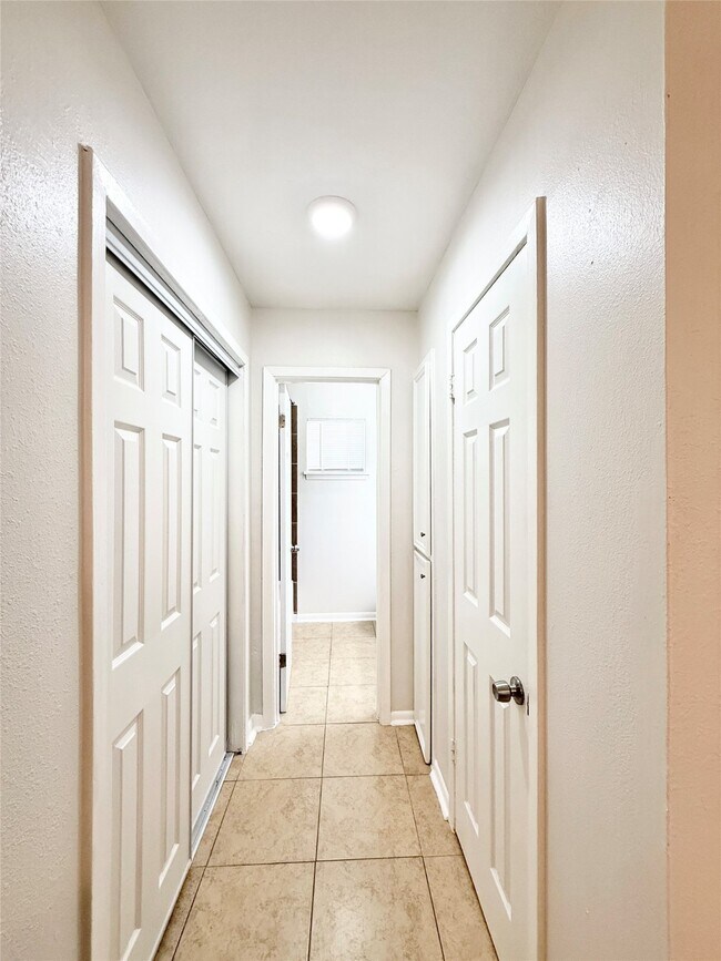 Building Photo - 1141 N Durham Dr