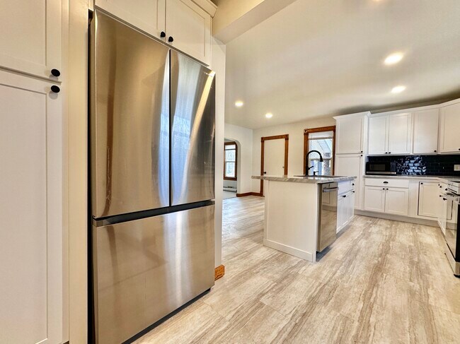 Building Photo - 1008 Giles St