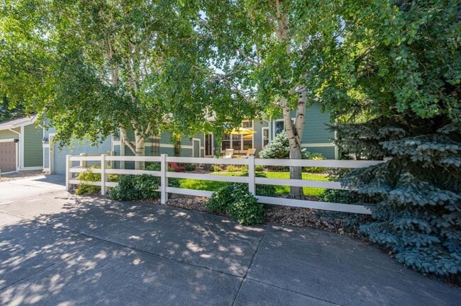 Building Photo - 4220 Ravenna Pl