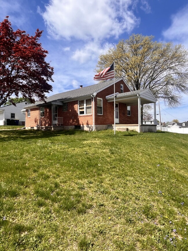 Building Photo - Charming Brick Rancher for Rent