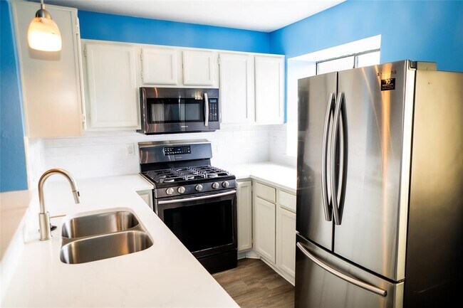 Building Photo - 11901 Swearingen Dr