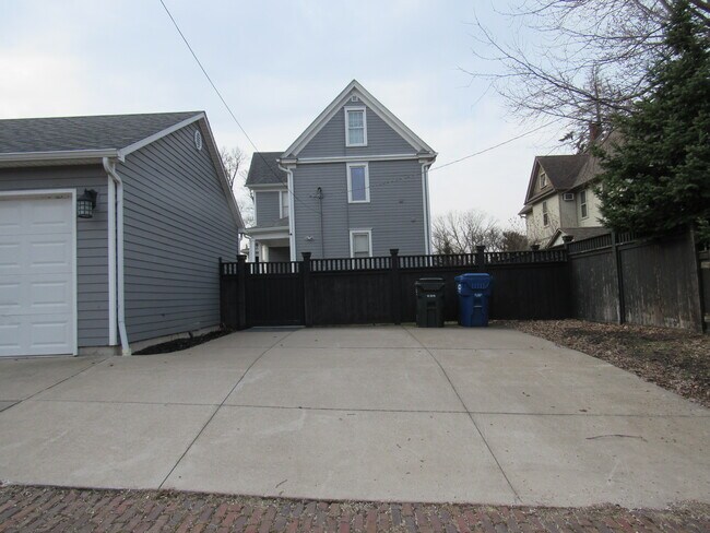 Building Photo - 2322 E 11th St