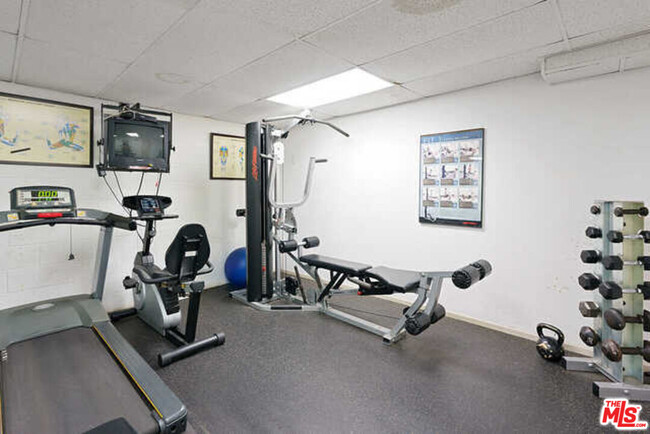 Building Photo - 906 N Doheny Dr